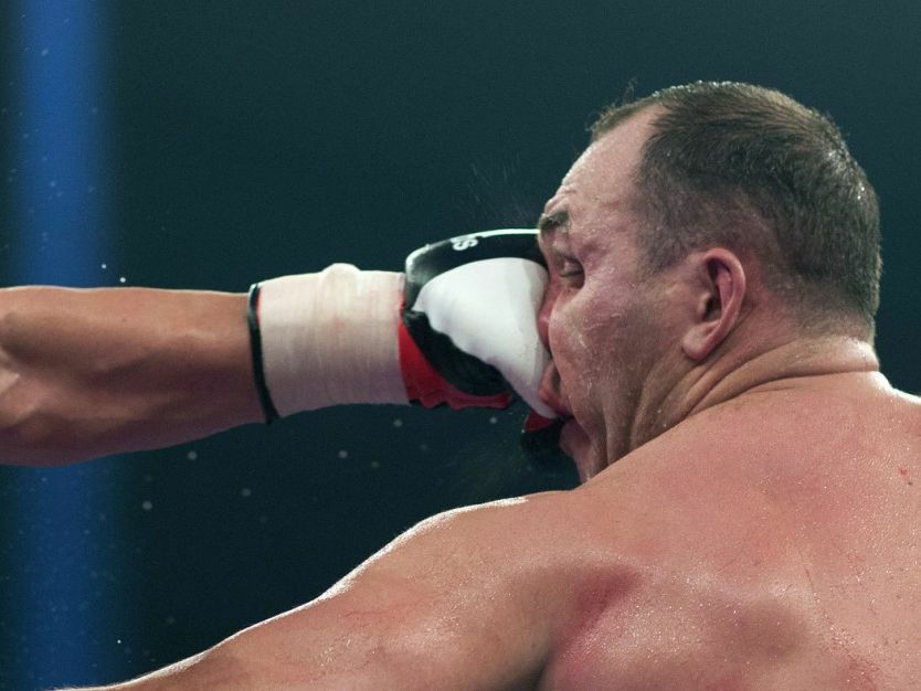 Надо держать удар